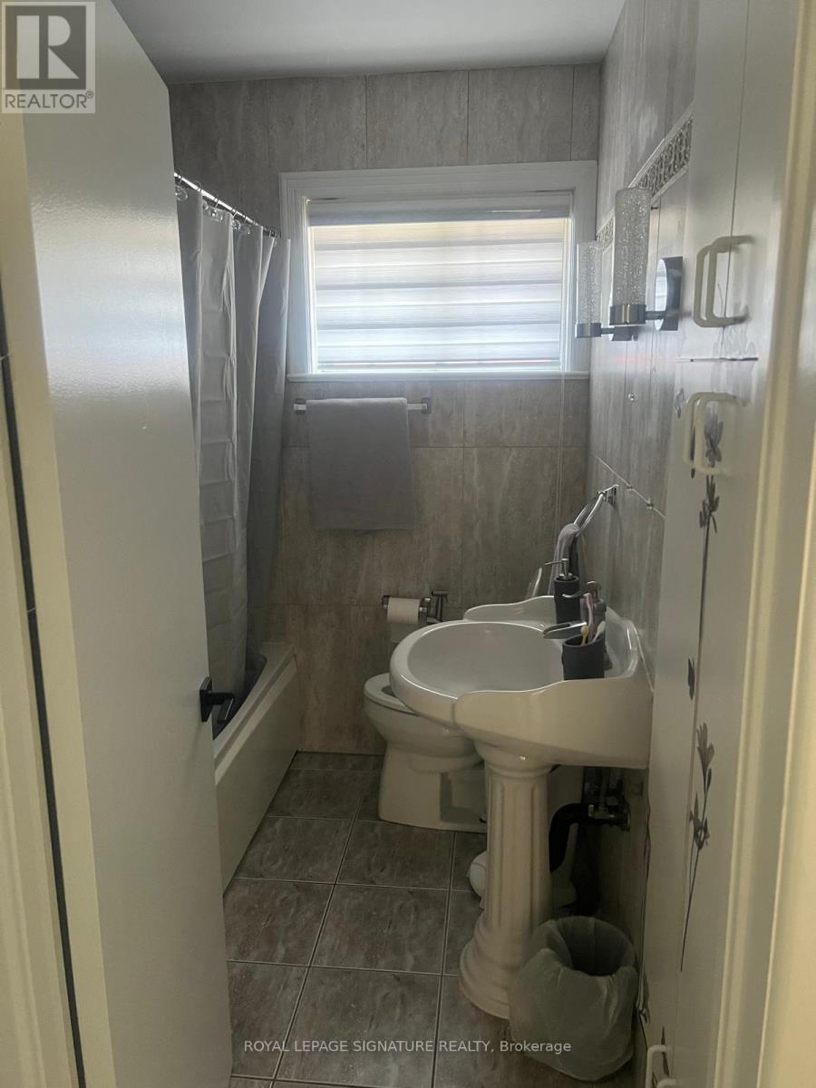 1410 Larchview Trail, Mississauga, Ontario L5E 2R9 - Photo 11 - W12545492