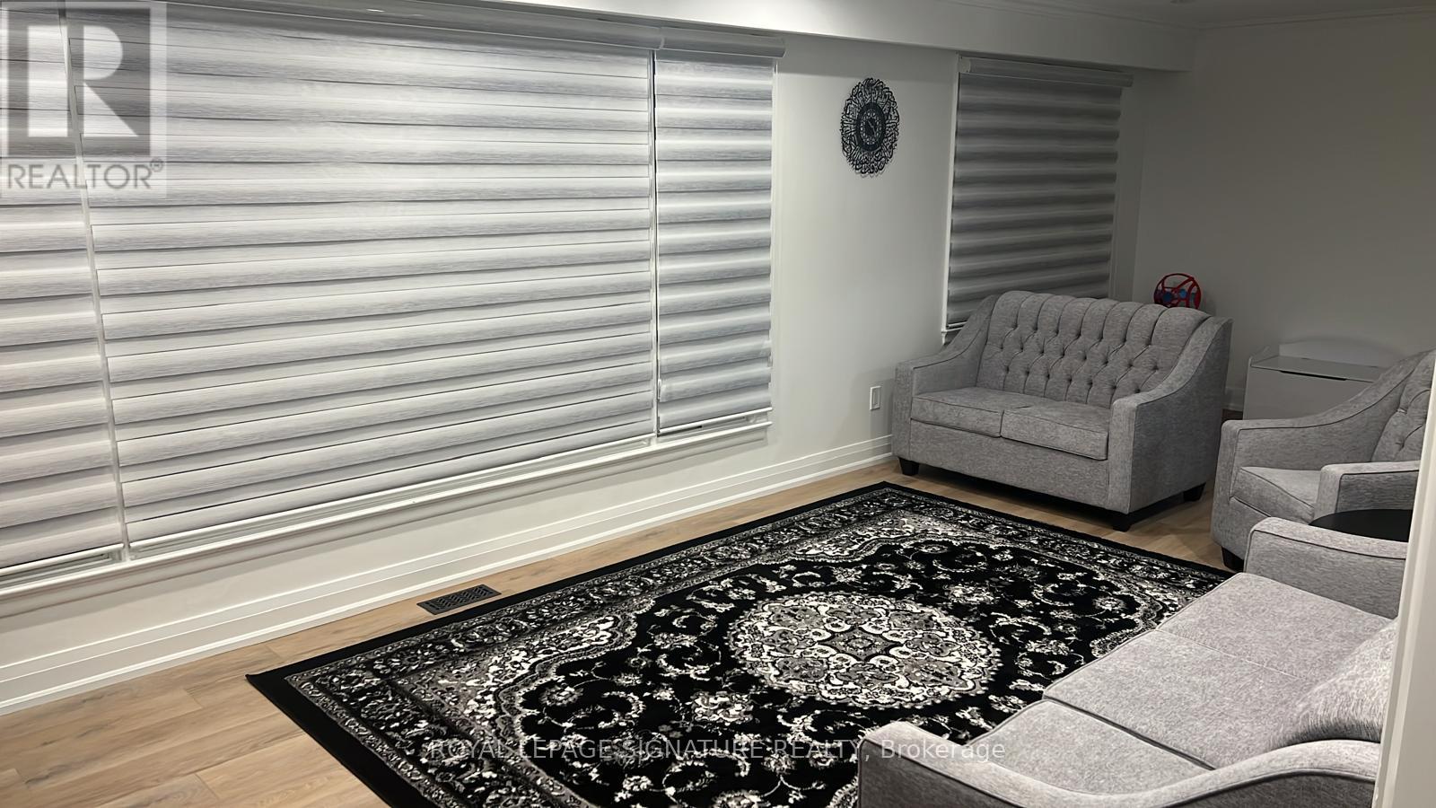 1410 Larchview Trail, Mississauga, Ontario L5E 2R9 - Photo 2 - W12545492