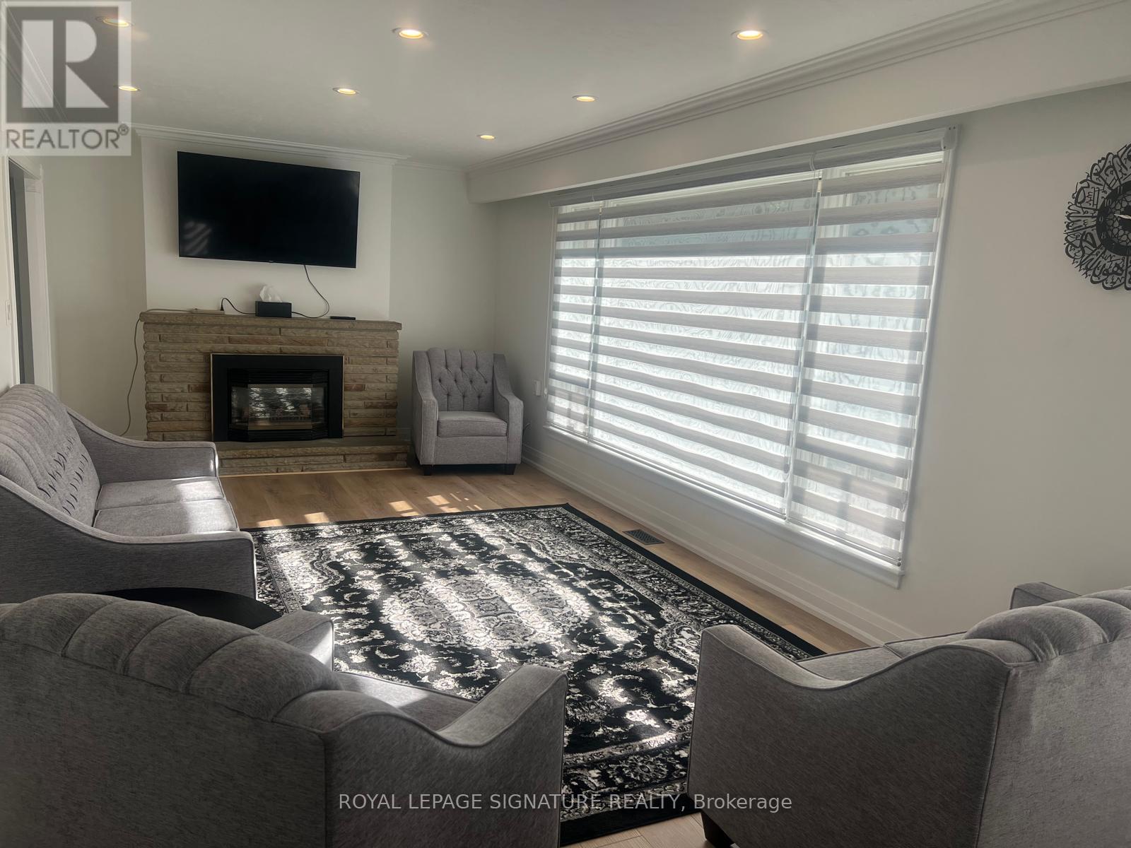 1410 Larchview Trail, Mississauga, Ontario L5E 2R9 - Photo 3 - W12545492