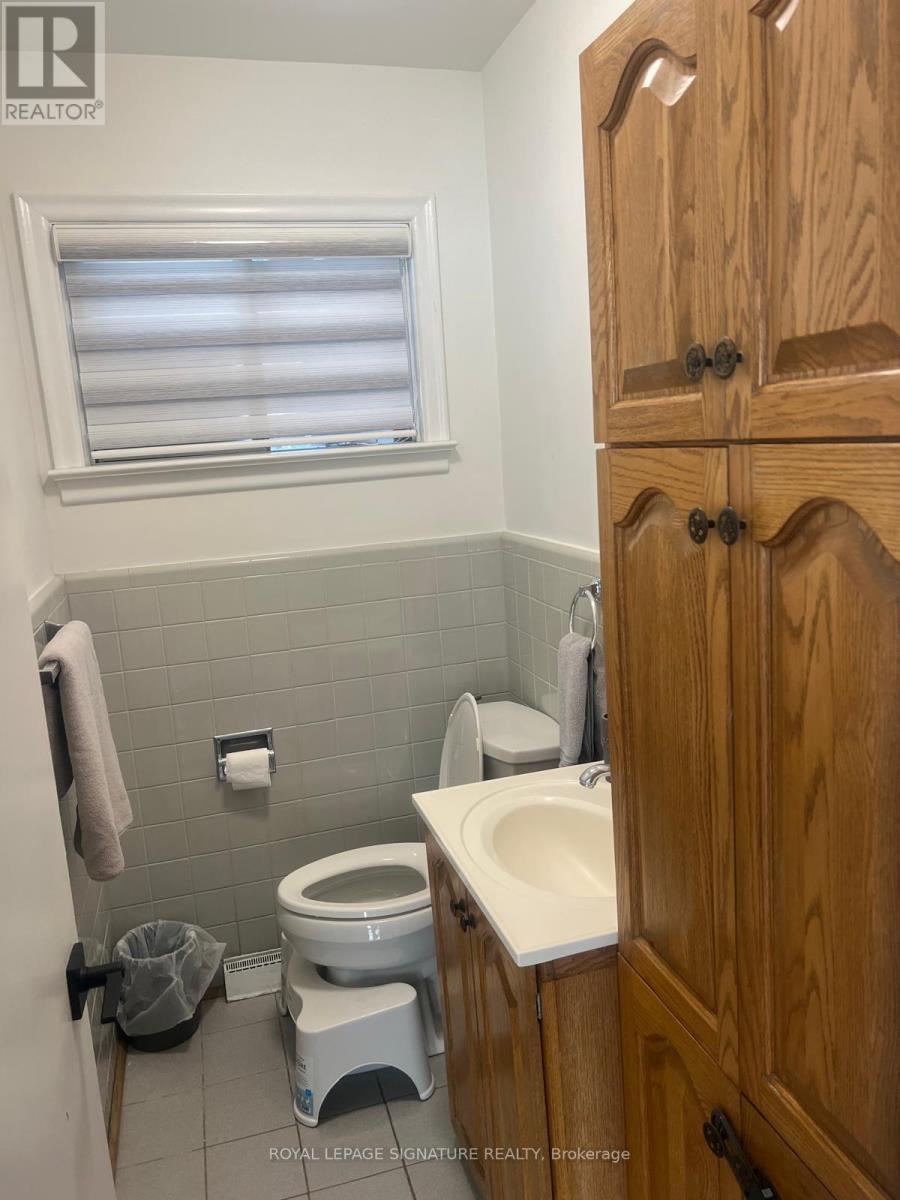 1410 Larchview Trail, Mississauga, Ontario L5E 2R9 - Photo 6 - W12545492