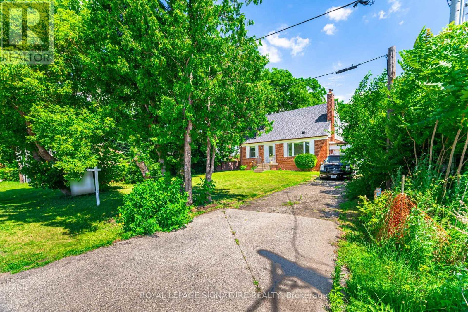 2015 Stanfield Road, Mississauga, Ontario L4Y 1R2 - Photo 2 - W12545496