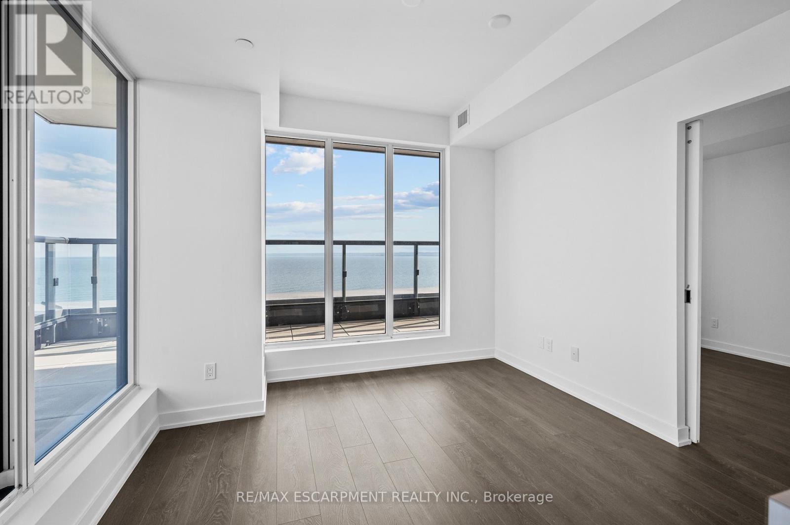 2103 - 370 Martha Street, Burlington, Ontario L7R 2P7 - Photo 10 - W12545518