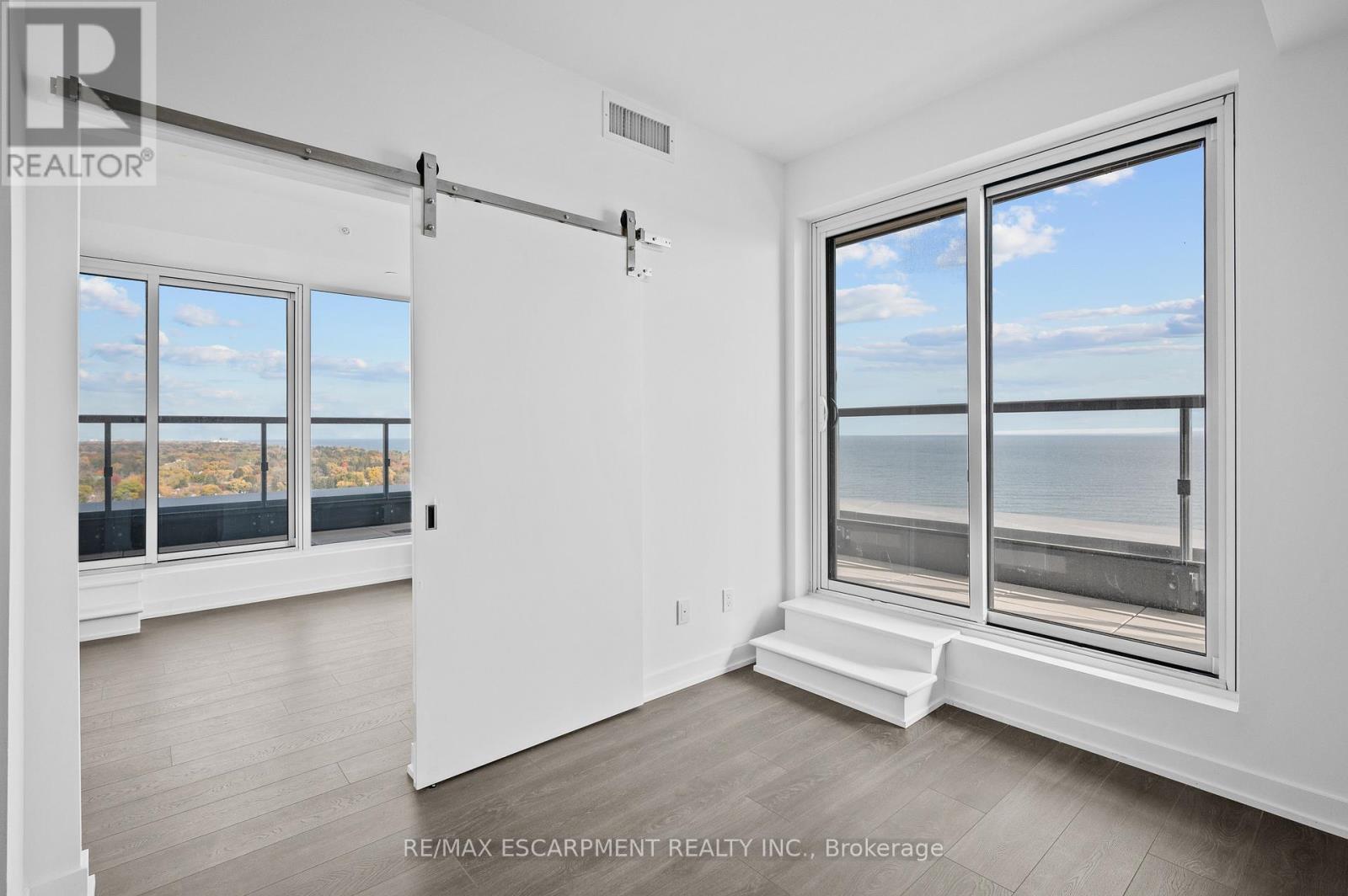 2103 - 370 Martha Street, Burlington, Ontario L7R 2P7 - Photo 11 - W12545518