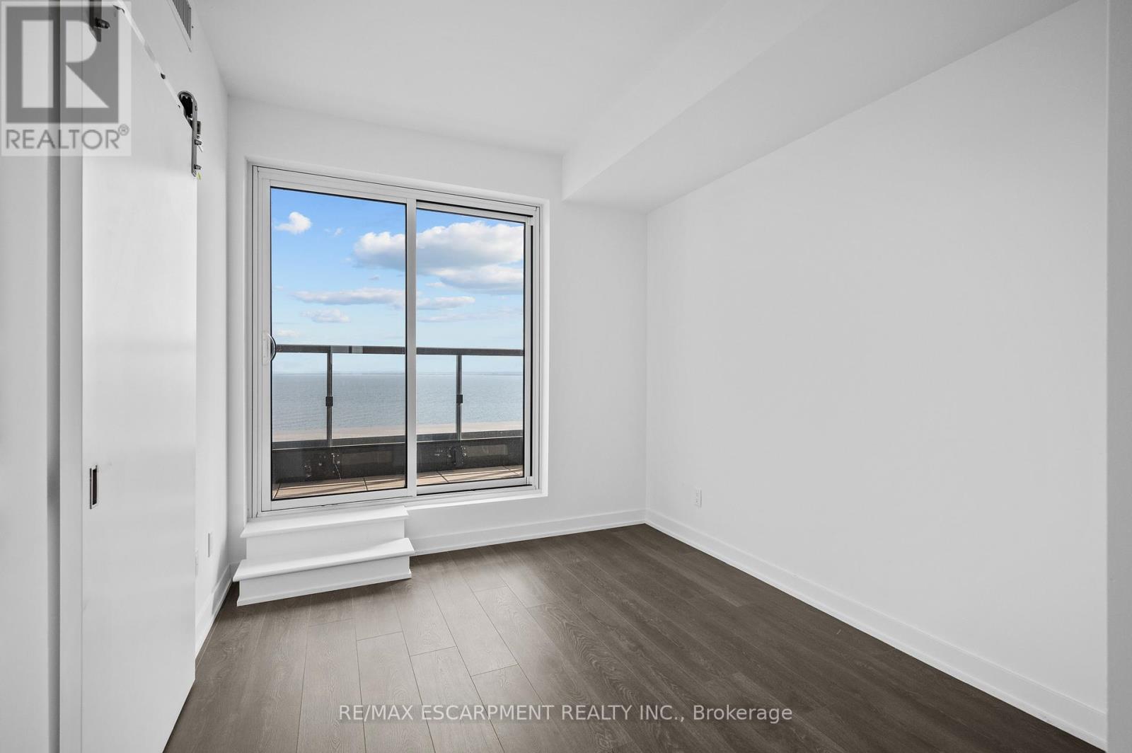 2103 - 370 Martha Street, Burlington, Ontario L7R 2P7 - Photo 12 - W12545518