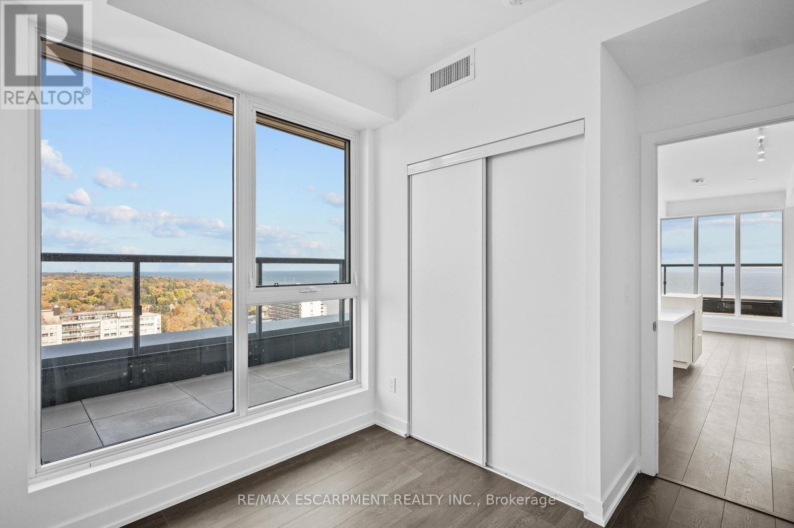 2103 - 370 Martha Street, Burlington, Ontario L7R 2P7 - Photo 14 - W12545518