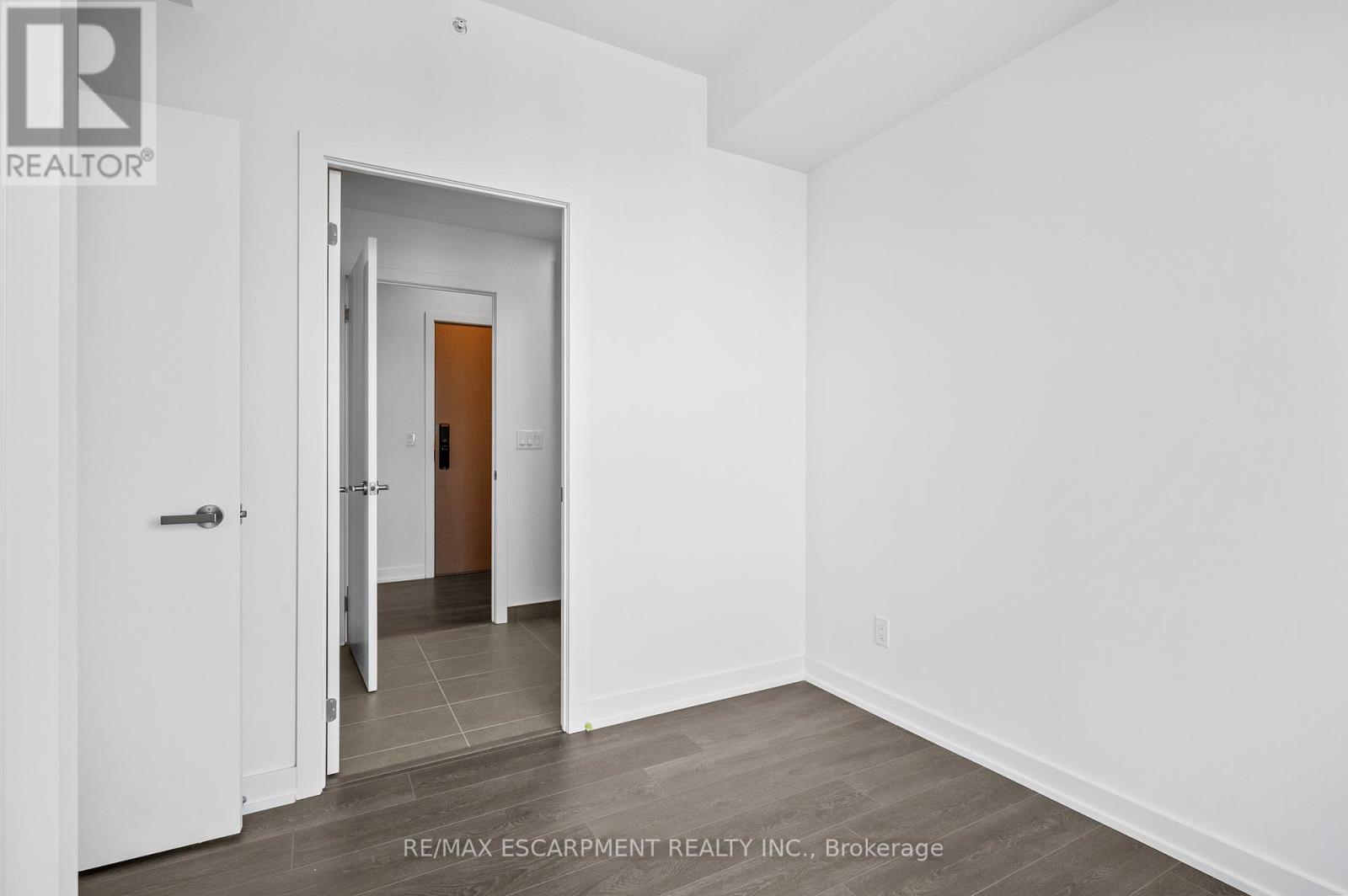 2103 - 370 Martha Street, Burlington, Ontario L7R 2P7 - Photo 15 - W12545518