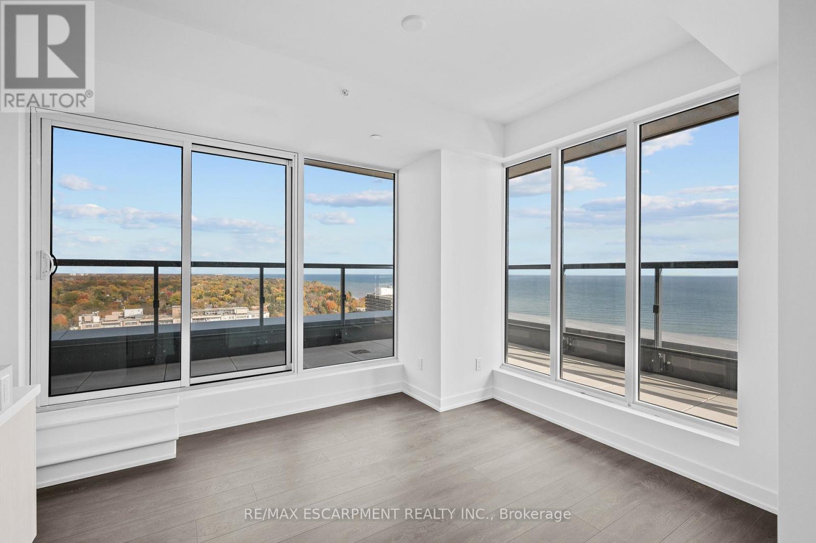 2103 - 370 Martha Street, Burlington, Ontario L7R 2P7 - Photo 4 - W12545518