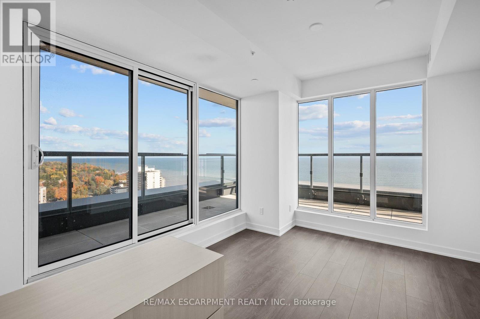 2103 - 370 Martha Street, Burlington, Ontario L7R 2P7 - Photo 5 - W12545518