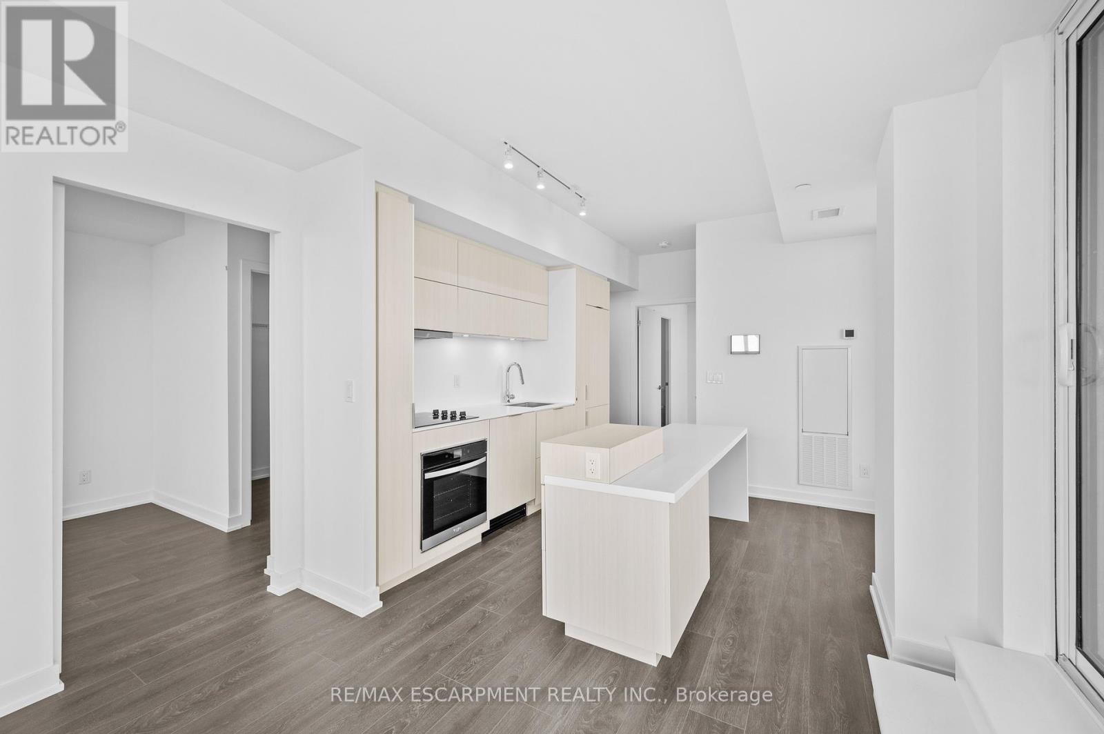 2103 - 370 Martha Street, Burlington, Ontario L7R 2P7 - Photo 7 - W12545518