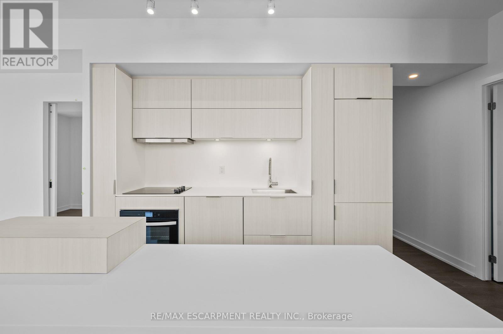 2103 - 370 Martha Street, Burlington, Ontario L7R 2P7 - Photo 8 - W12545518