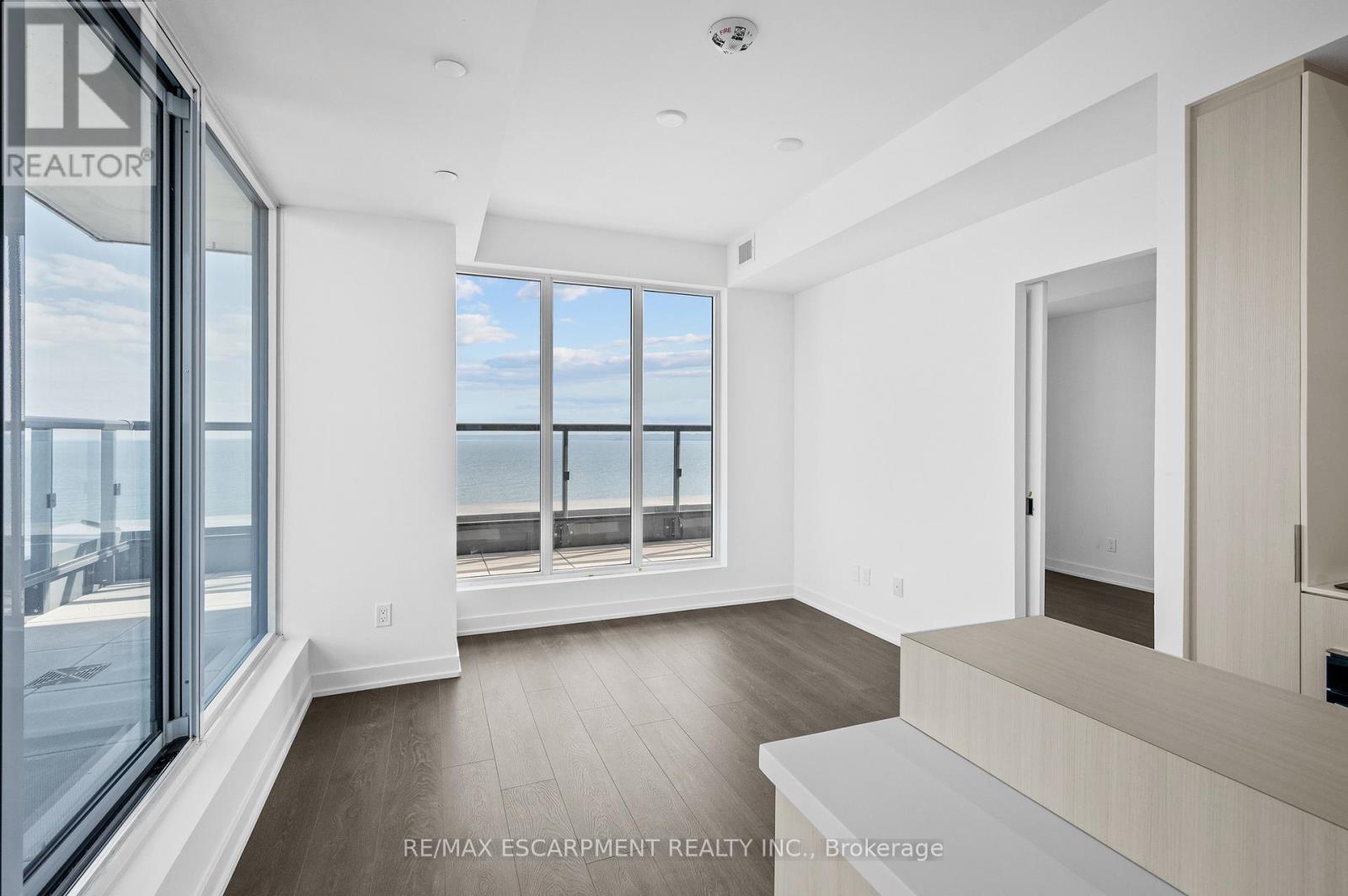 2103 - 370 Martha Street, Burlington, Ontario L7R 2P7 - Photo 9 - W12545518