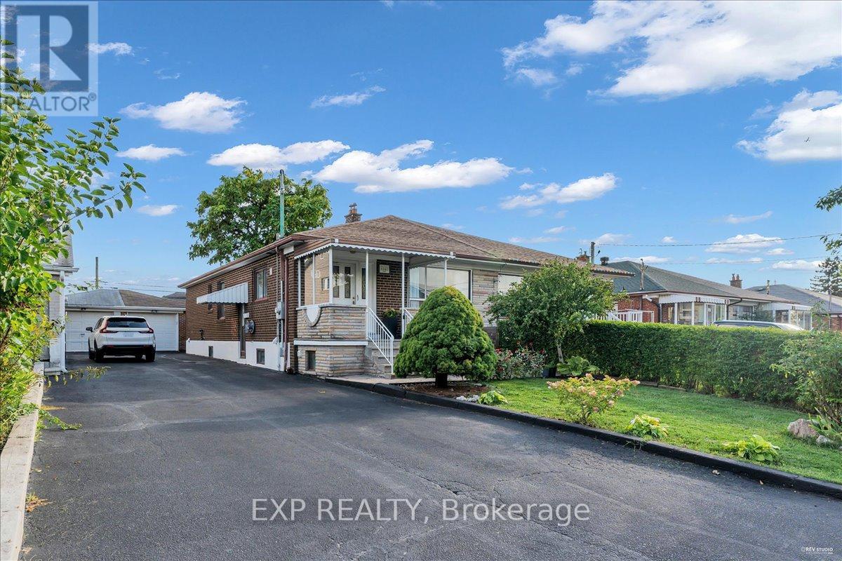 21 Kanarick Crescent, Toronto, Ontario M3L 1P3 - Photo 2 - W12545526