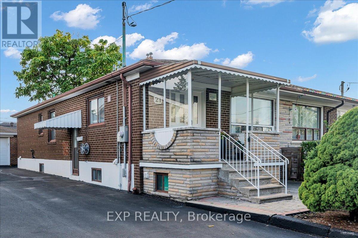 21 Kanarick Crescent, Toronto, Ontario M3L 1P3 - Photo 3 - W12545526