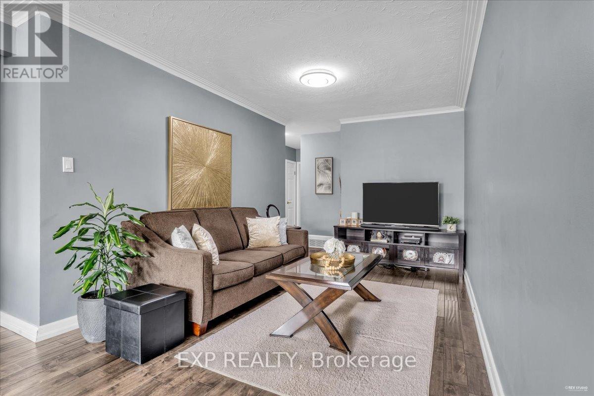 21 Kanarick Crescent, Toronto, Ontario M3L 1P3 - Photo 8 - W12545526