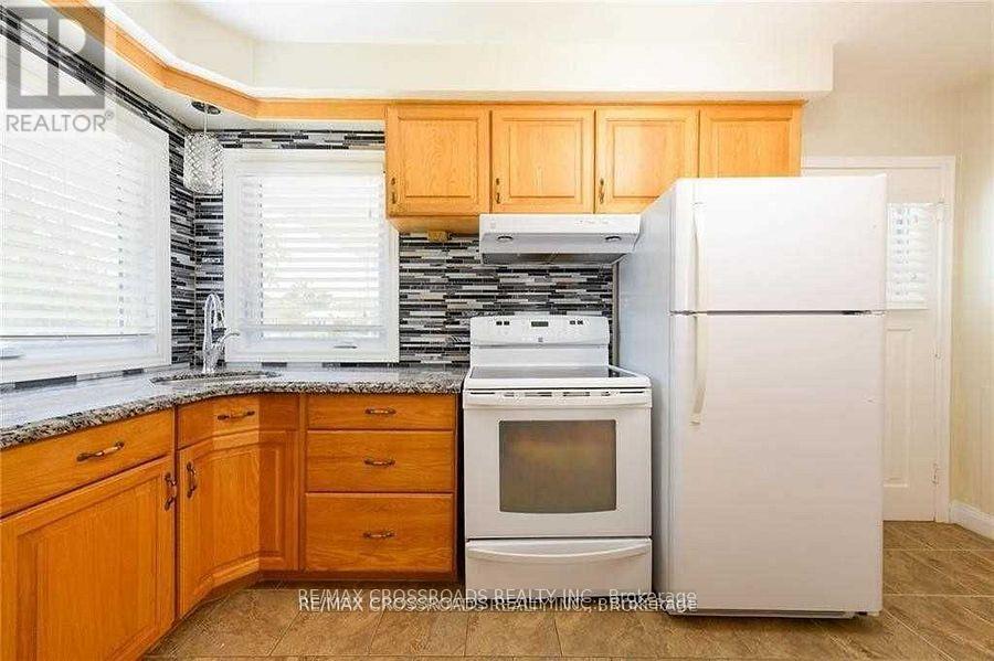 Upper - 89 Irene Avenue, Hamilton, Ontario  L8G 2B1 - Photo 5 - X12545512