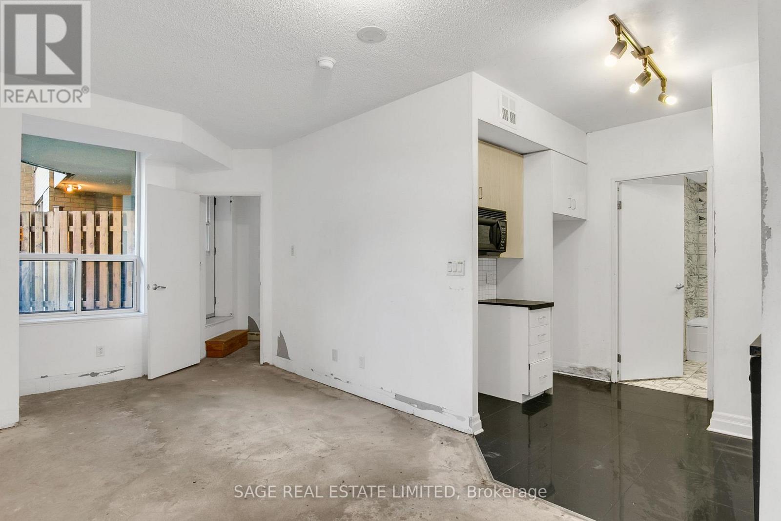 213 - 70 Alexander Street, Toronto, Ontario  M4Y 3B6 - Photo 4 - C12545756