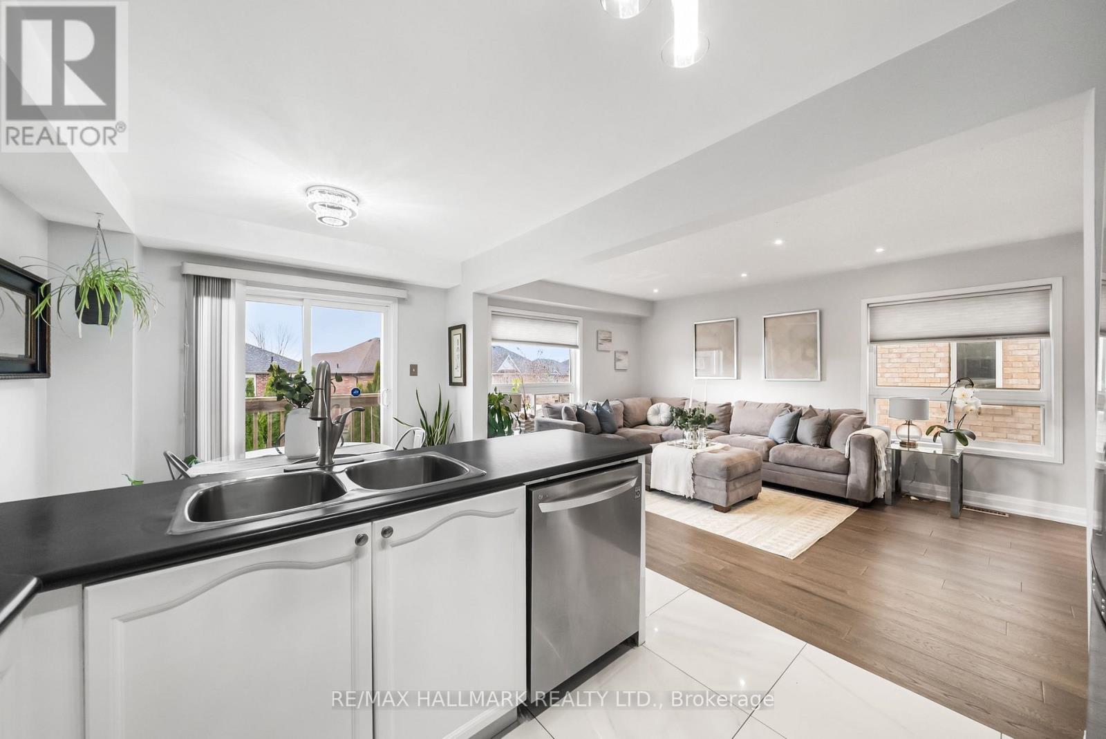 205 Bean Crescent, Ajax, Ontario  L1T 4K4 - Photo 11 - E12545598