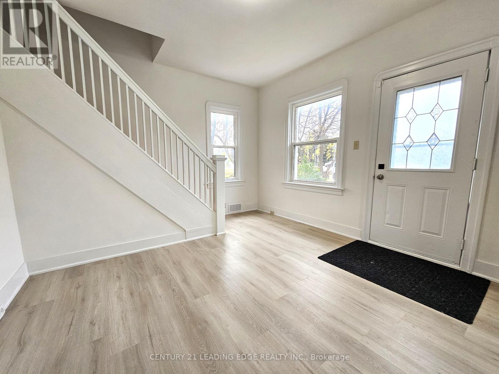 399 The Queensway South, Georgina, Ontario  L4P 2C6 - Photo 3 - N12545616