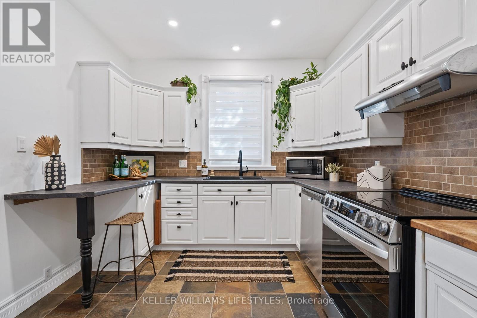 Photo 14 of 37 for 951 Lorne Avenue