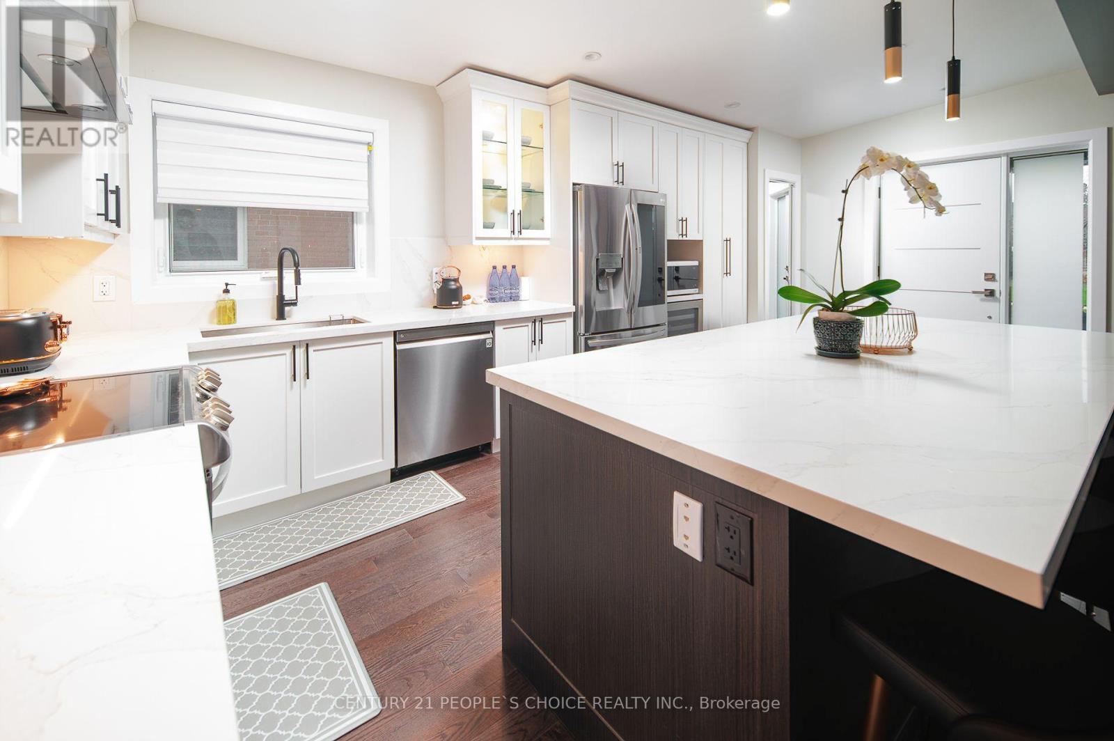 37 Bentworth Avenue, Toronto, Ontario  M6A 1P1 - Photo 5 - W12545590