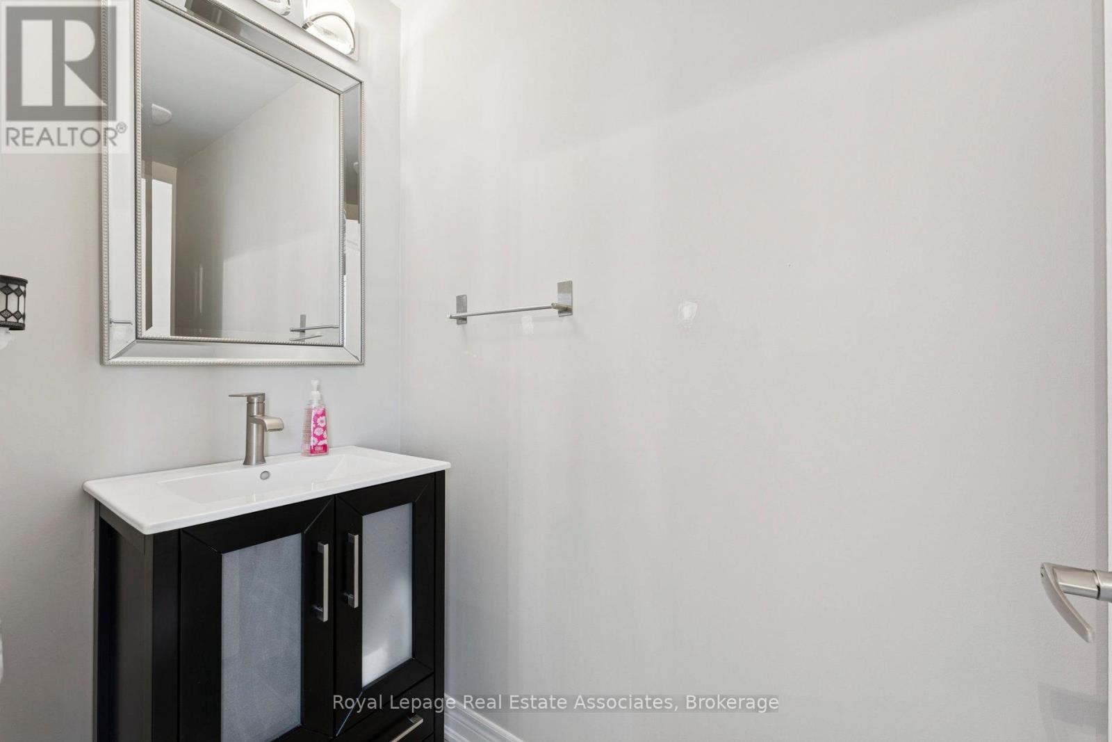 12 Diamond Leaf Lane, Halton Hills, Ontario  L7G 0G7 - Photo 16 - W12545618