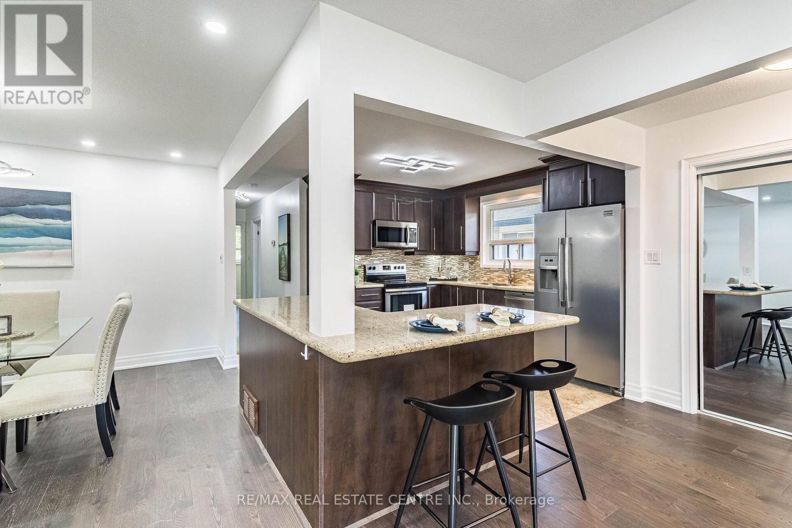 1048 Robarts Road, Oakville, Ontario L6H 2B1 - Photo 10 - W12545666