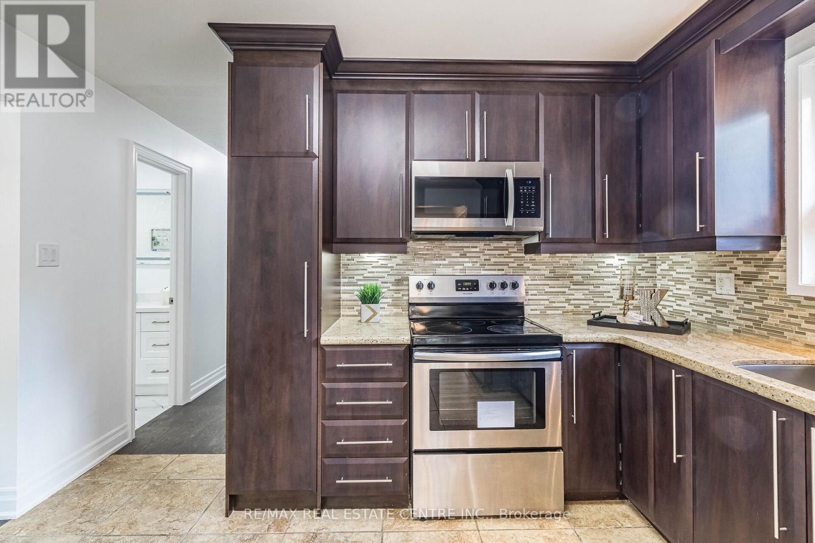 1048 Robarts Road, Oakville, Ontario L6H 2B1 - Photo 13 - W12545666