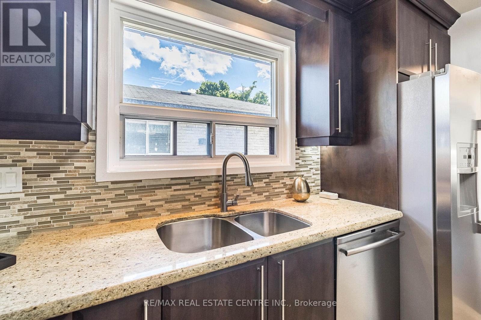 1048 Robarts Road, Oakville, Ontario L6H 2B1 - Photo 15 - W12545666