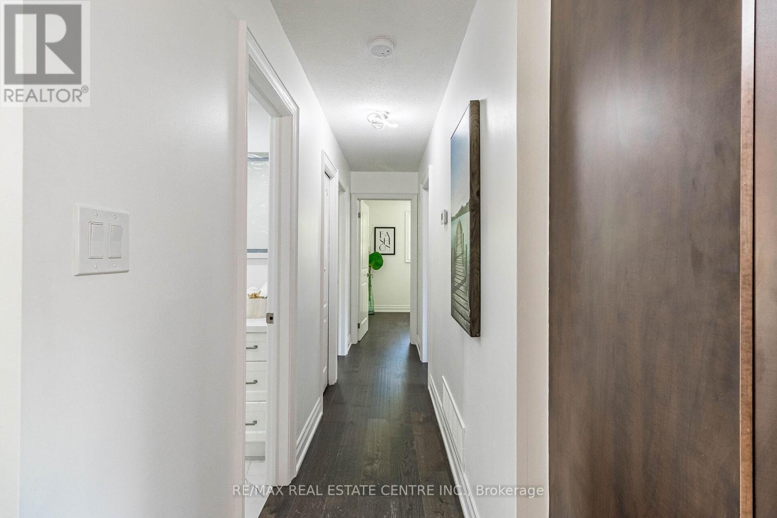 1048 Robarts Road, Oakville, Ontario L6H 2B1 - Photo 16 - W12545666