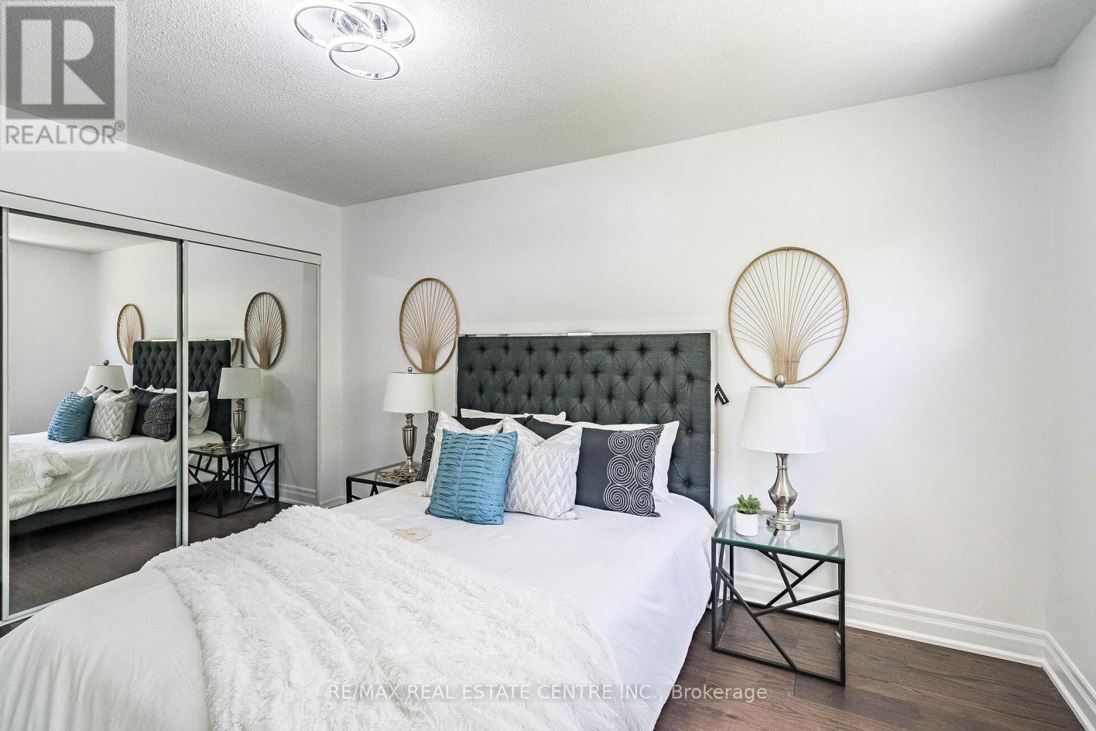 1048 Robarts Road, Oakville, Ontario L6H 2B1 - Photo 18 - W12545666