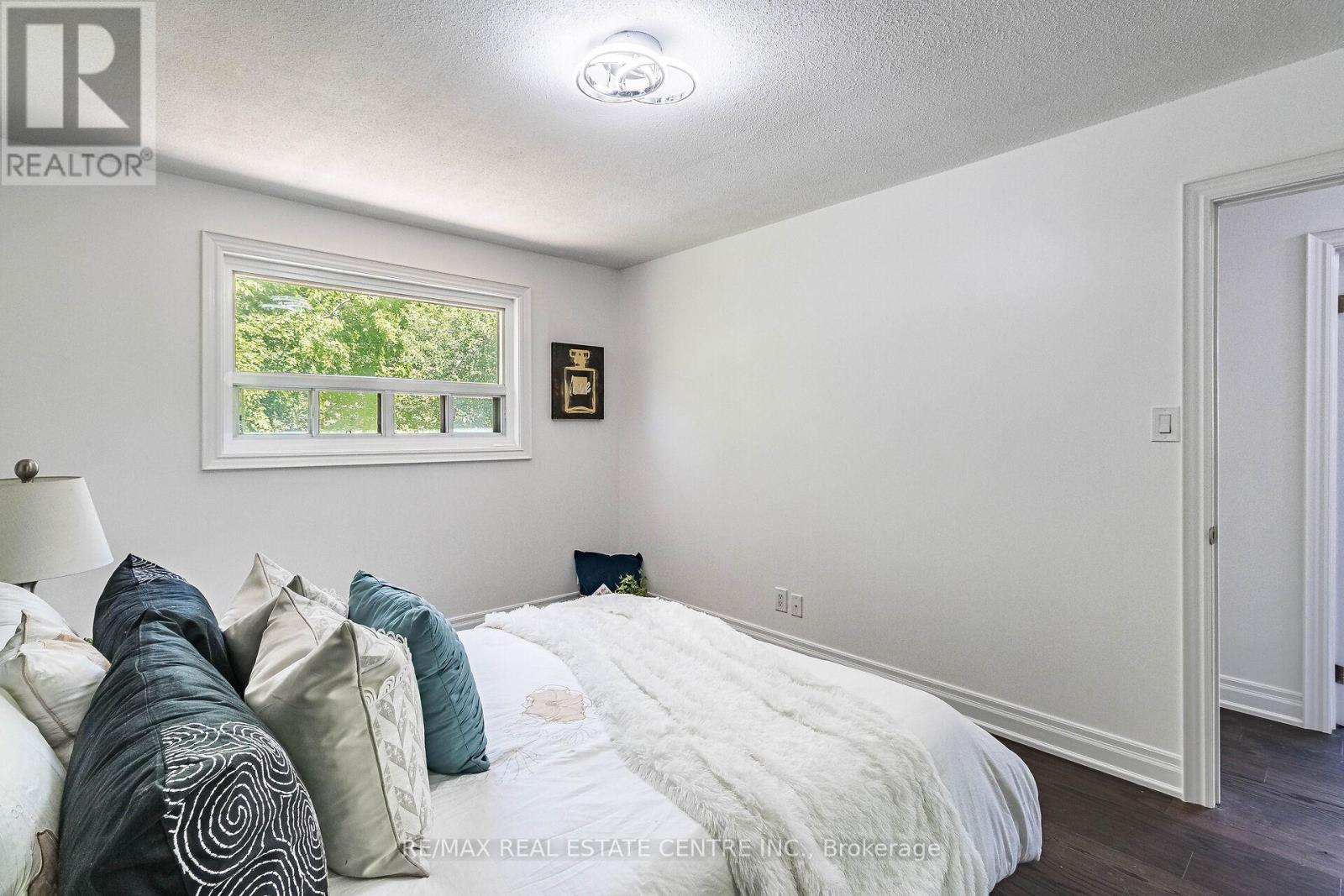 1048 Robarts Road, Oakville, Ontario L6H 2B1 - Photo 19 - W12545666