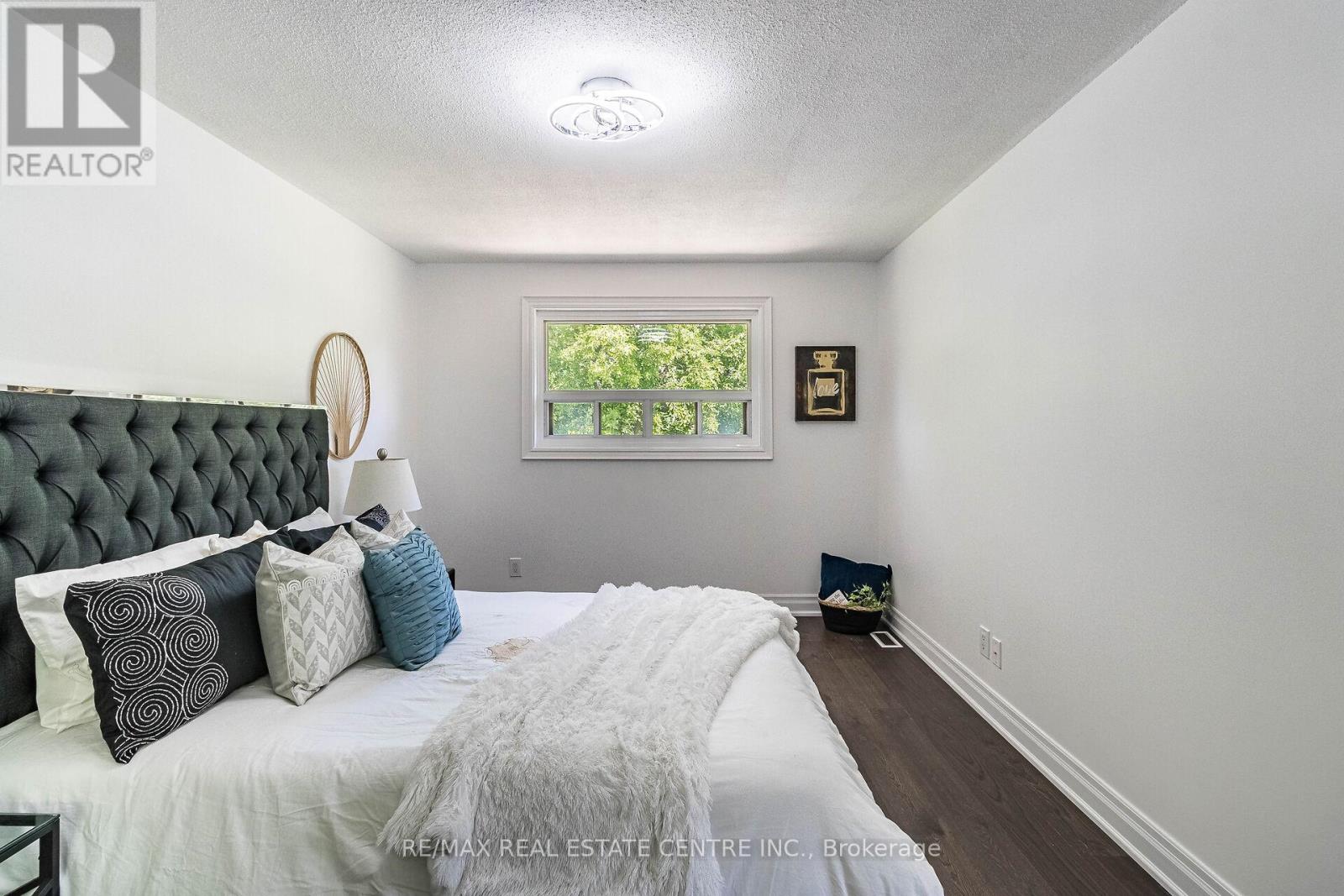 1048 Robarts Road, Oakville, Ontario L6H 2B1 - Photo 20 - W12545666