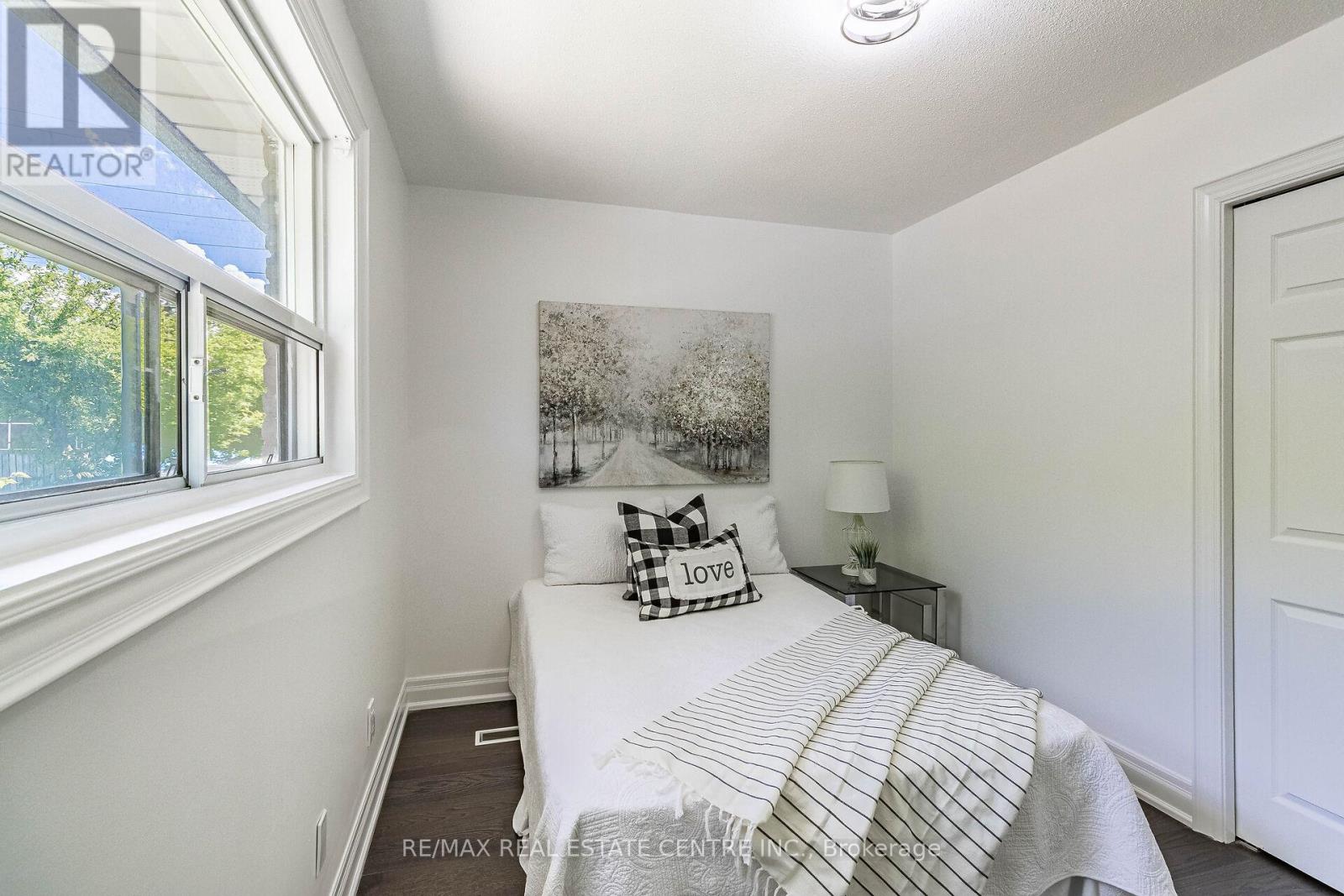 1048 Robarts Road, Oakville, Ontario L6H 2B1 - Photo 22 - W12545666