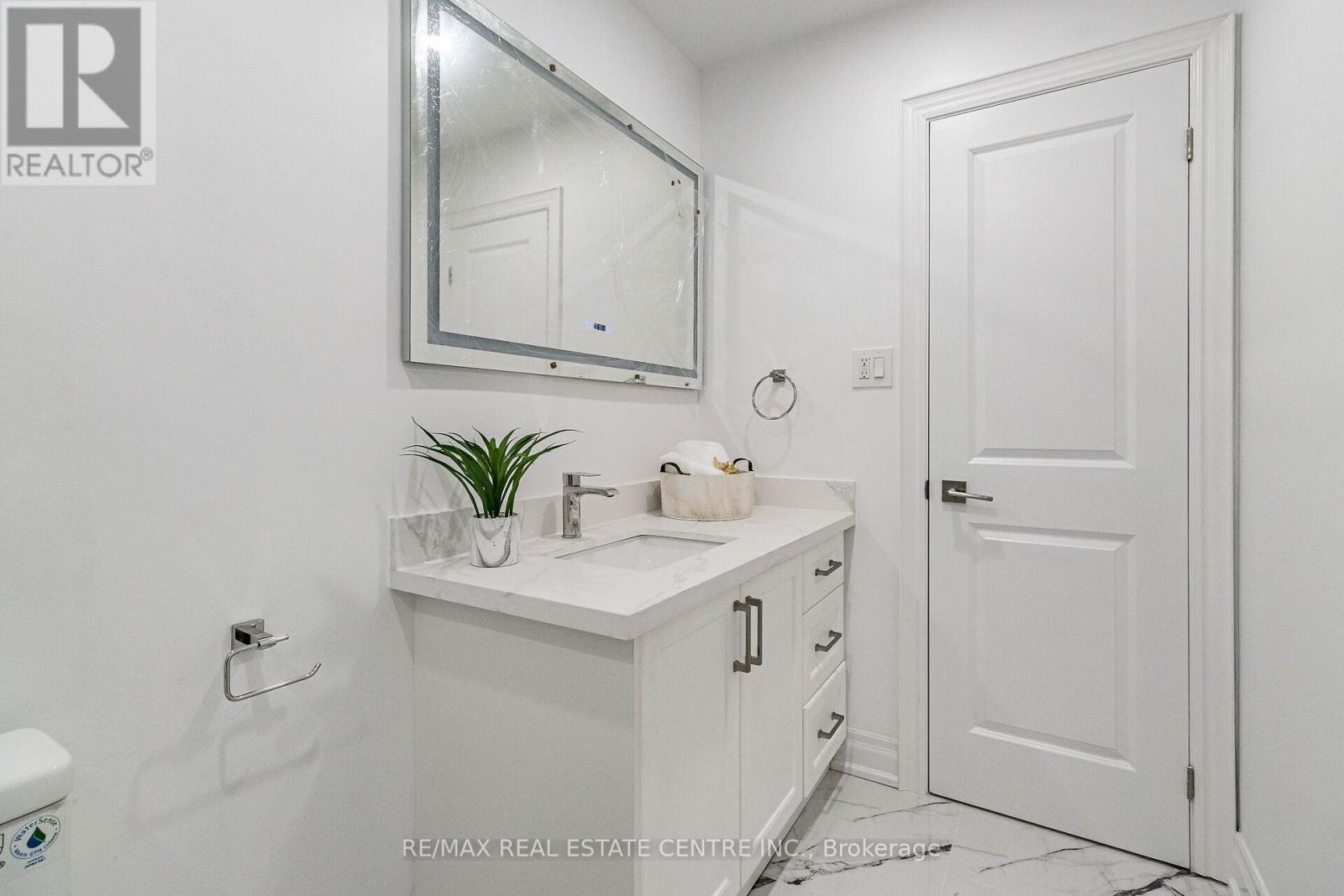 1048 Robarts Road, Oakville, Ontario L6H 2B1 - Photo 29 - W12545666