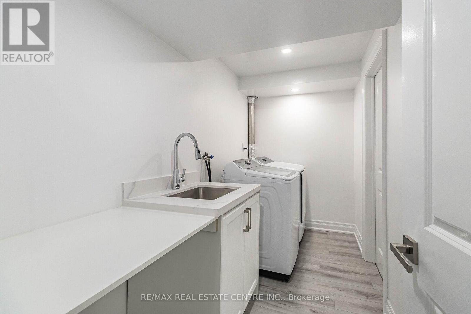 1048 Robarts Road, Oakville, Ontario L6H 2B1 - Photo 31 - W12545666