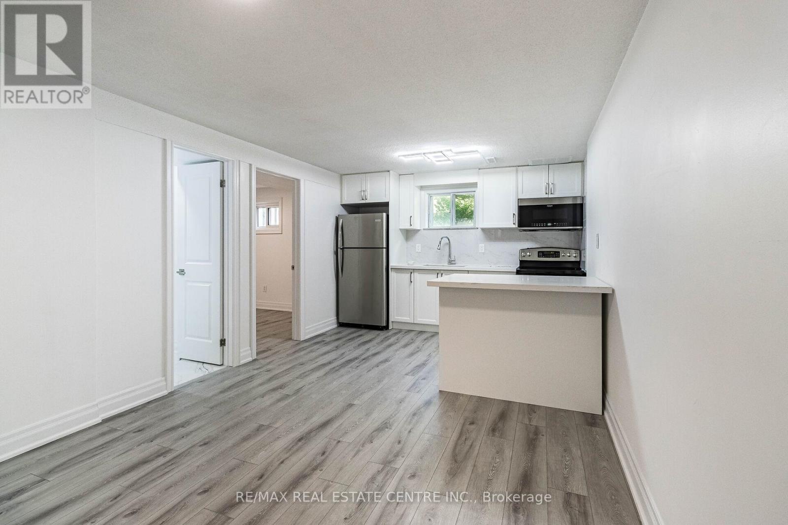 1048 Robarts Road, Oakville, Ontario L6H 2B1 - Photo 34 - W12545666