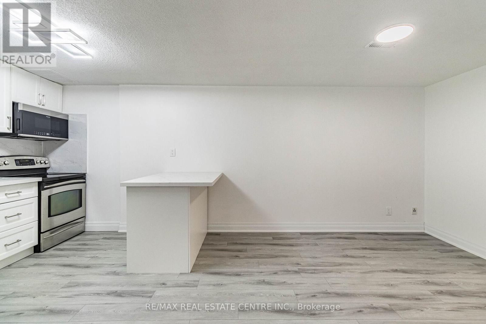 1048 Robarts Road, Oakville, Ontario L6H 2B1 - Photo 35 - W12545666