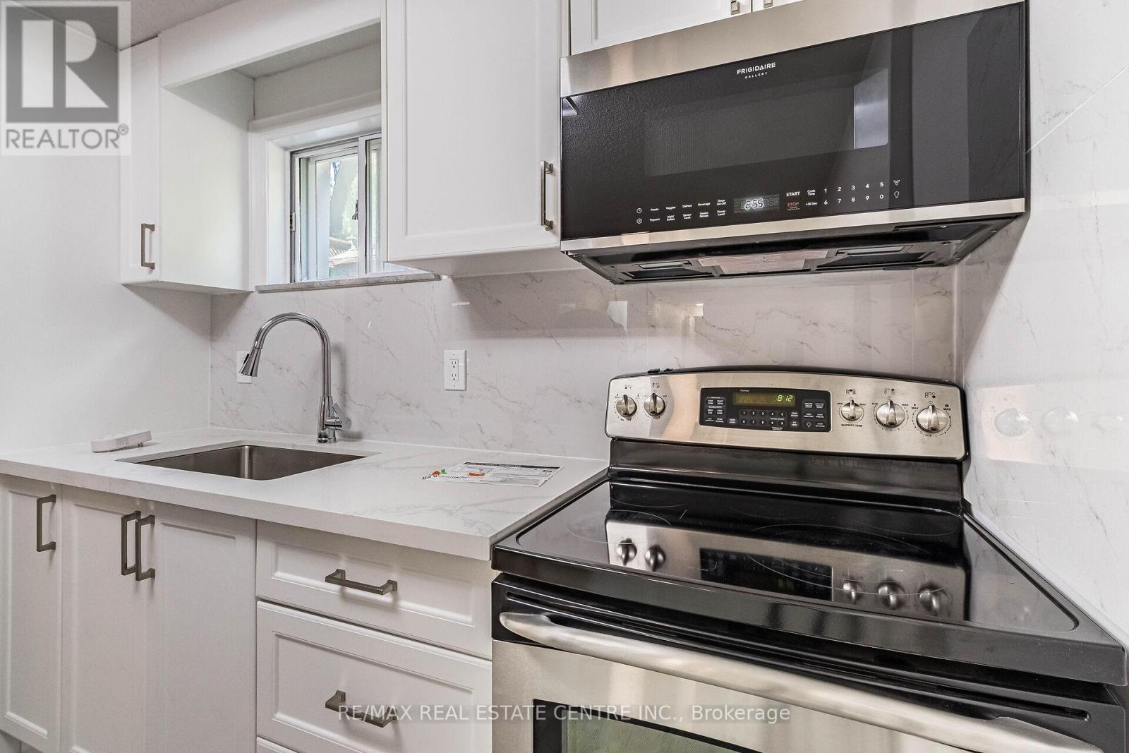 1048 Robarts Road, Oakville, Ontario L6H 2B1 - Photo 37 - W12545666