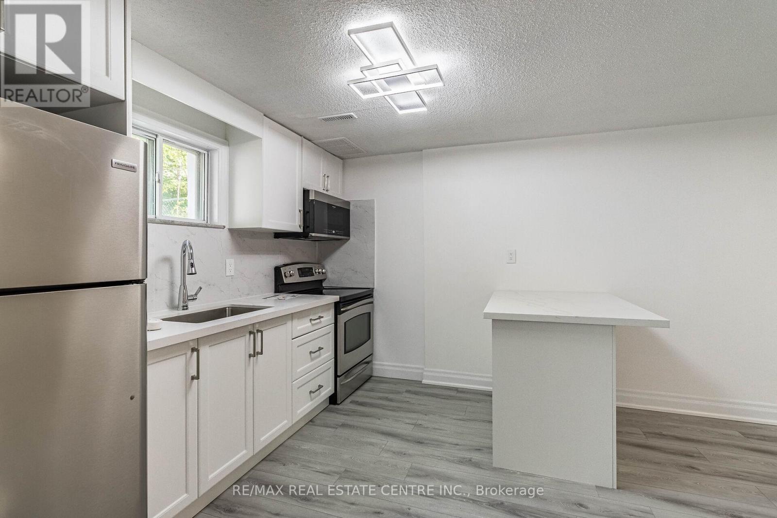 1048 Robarts Road, Oakville, Ontario L6H 2B1 - Photo 39 - W12545666