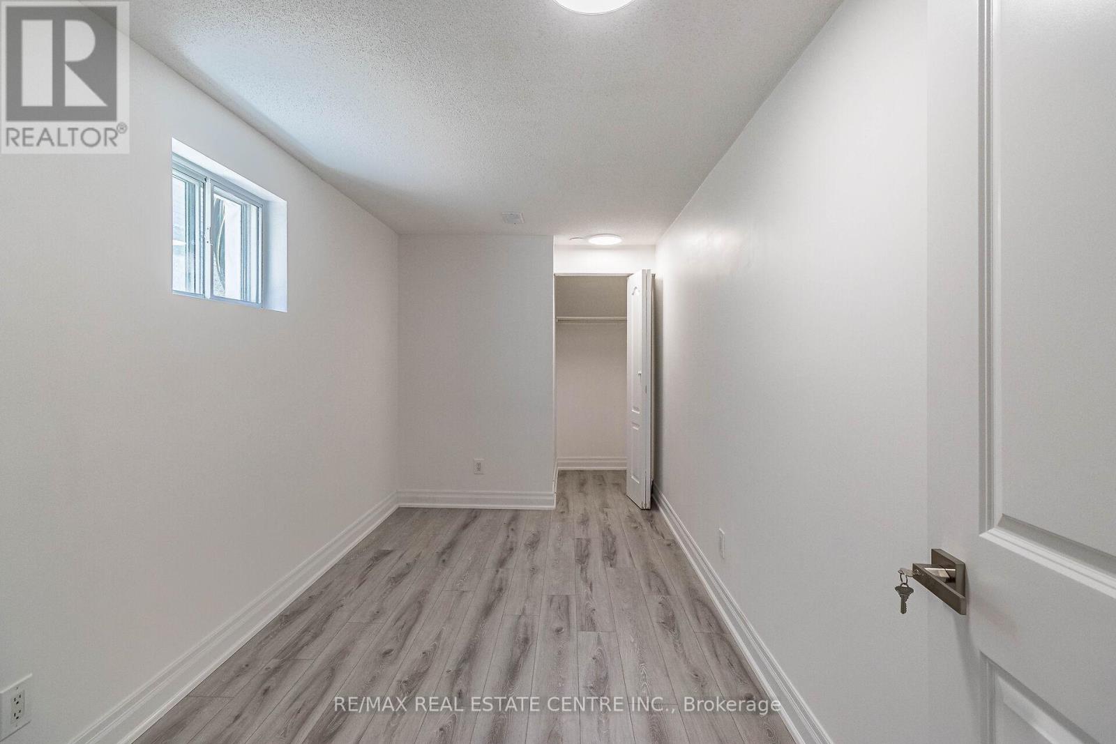 1048 Robarts Road, Oakville, Ontario L6H 2B1 - Photo 40 - W12545666