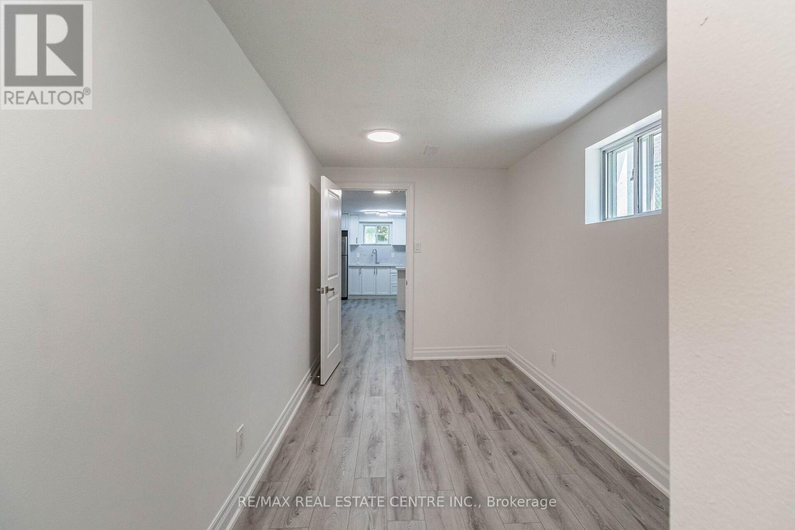 1048 Robarts Road, Oakville, Ontario L6H 2B1 - Photo 41 - W12545666