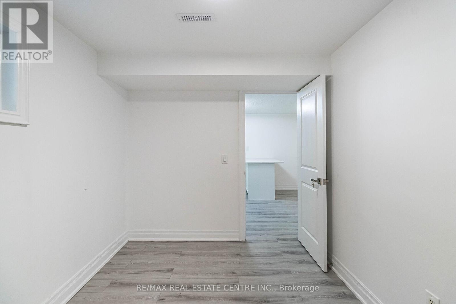 1048 Robarts Road, Oakville, Ontario L6H 2B1 - Photo 44 - W12545666