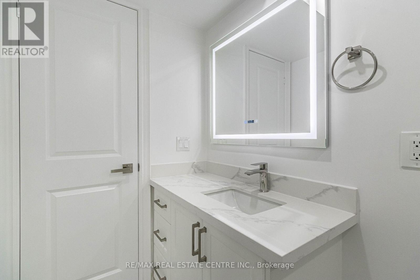 1048 Robarts Road, Oakville, Ontario L6H 2B1 - Photo 47 - W12545666