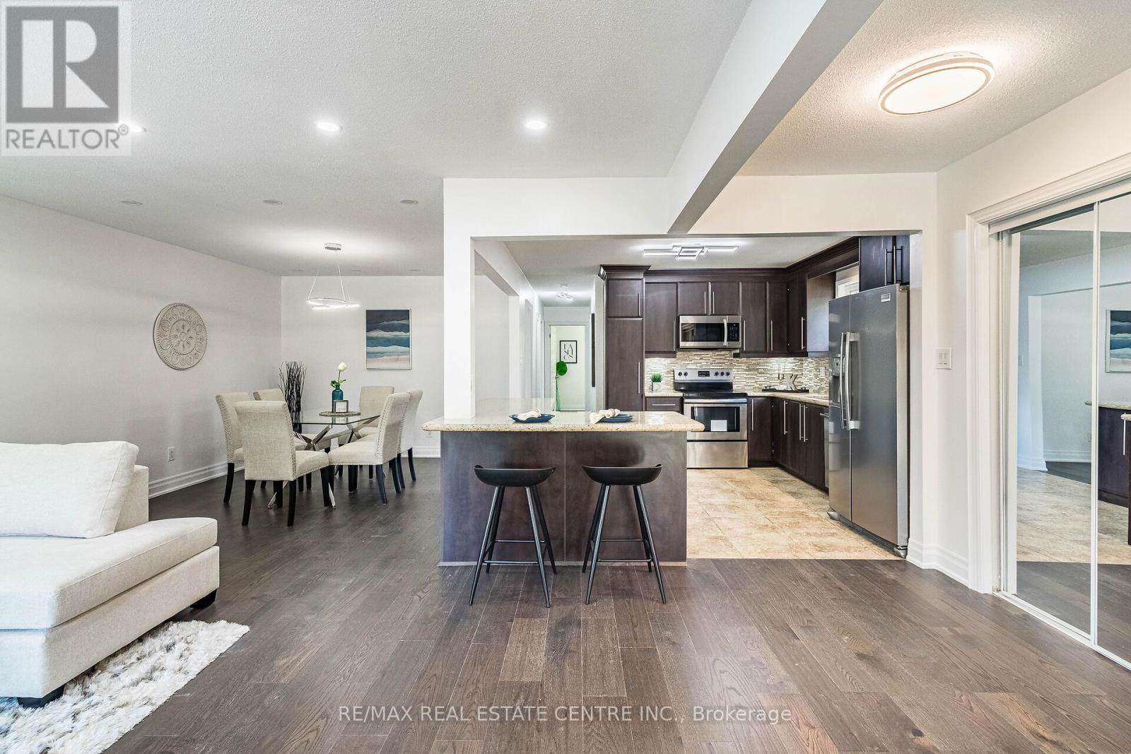 1048 Robarts Road, Oakville, Ontario L6H 2B1 - Photo 5 - W12545666