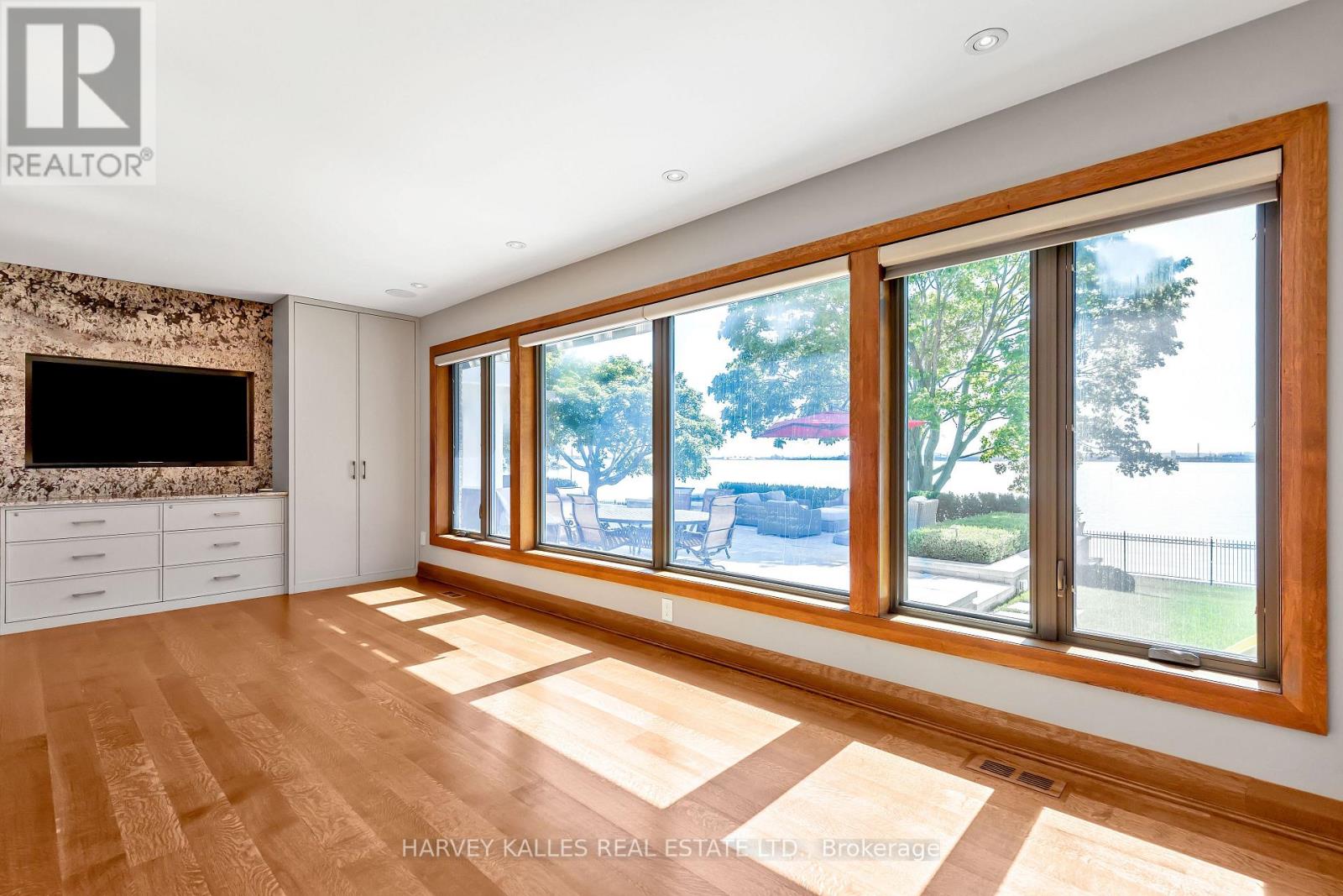 90 Oaklands Park Court, Burlington, Ontario  L7T 4G9 - Photo 7 - W12545674