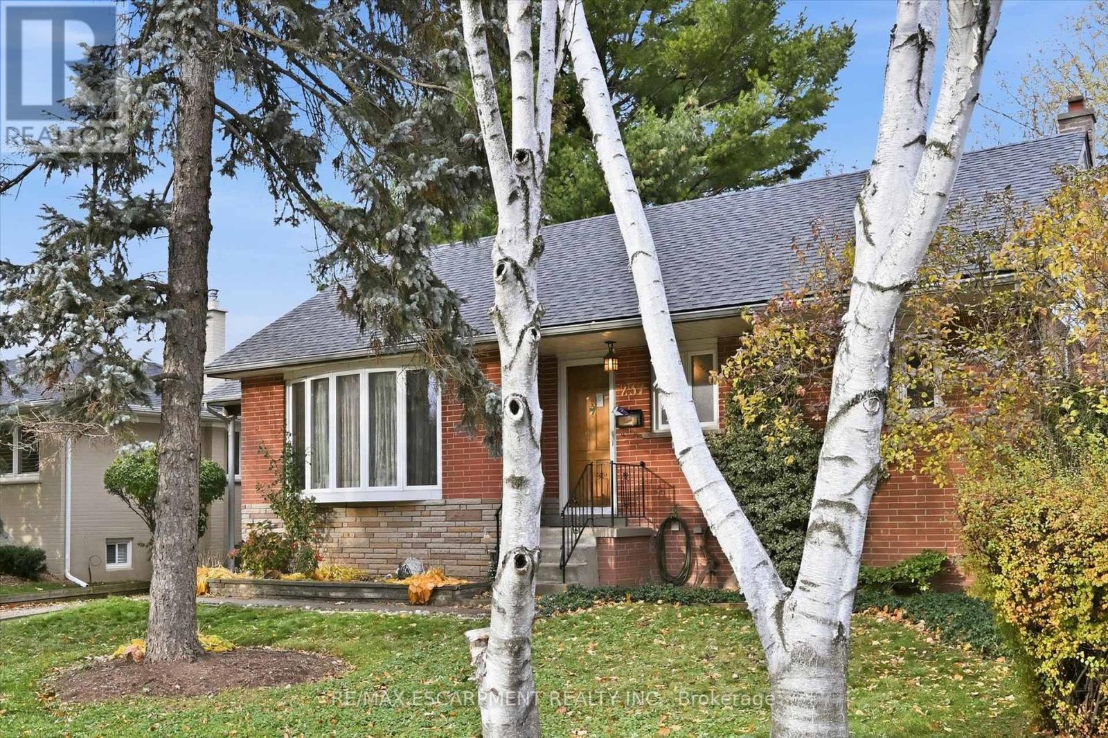 237 Mohawk Road, Oakville, Ontario  L6L 2Z1 - Photo 2 - W12545692