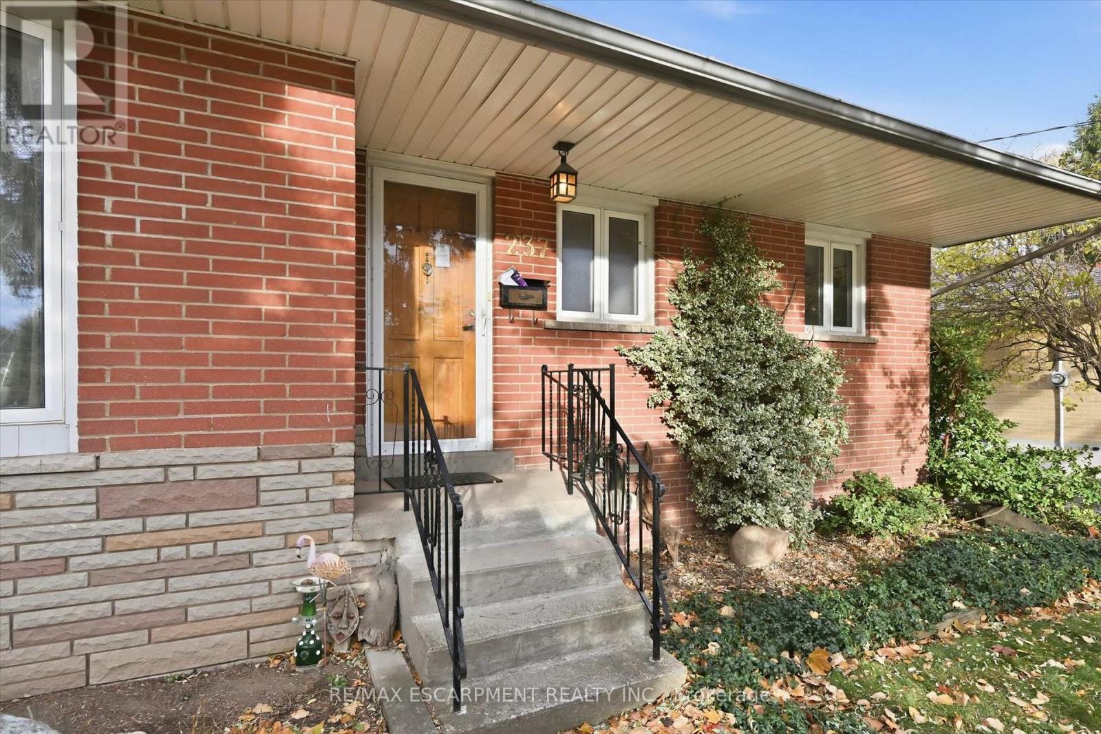 237 Mohawk Road, Oakville, Ontario  L6L 2Z1 - Photo 3 - W12545692