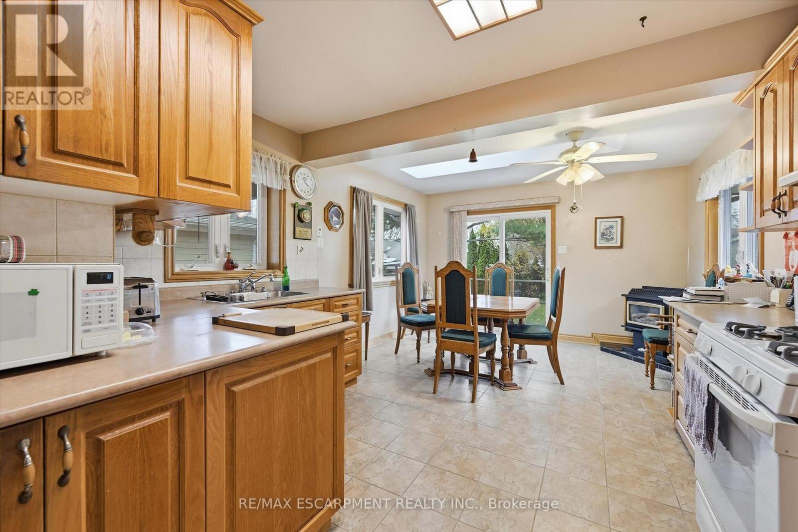 237 Mohawk Road, Oakville, Ontario  L6L 2Z1 - Photo 8 - W12545692