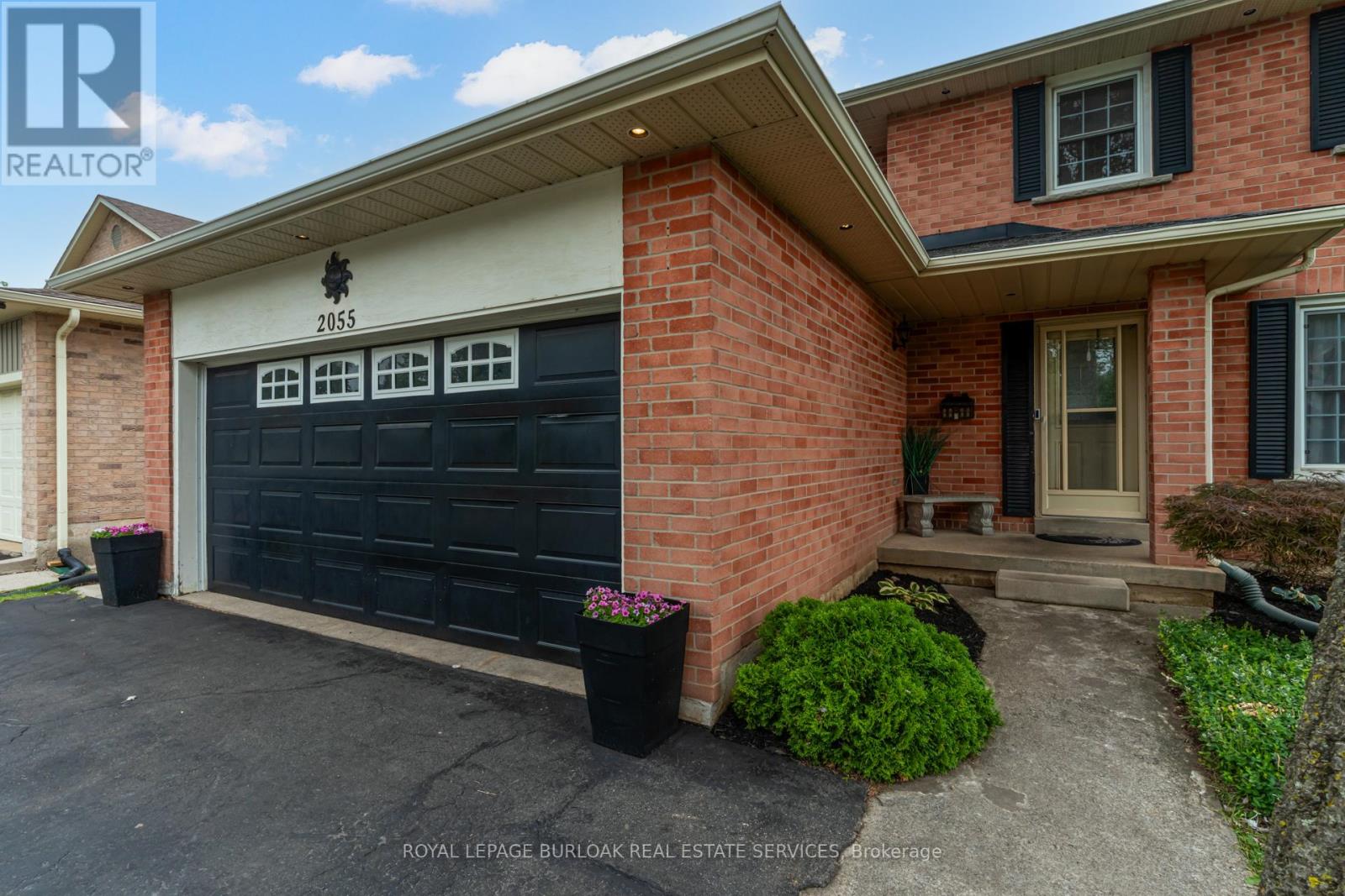 2055 Hunters Wood Drive, Burlington, Ontario  L7M 2T9 - Photo 3 - W12545760