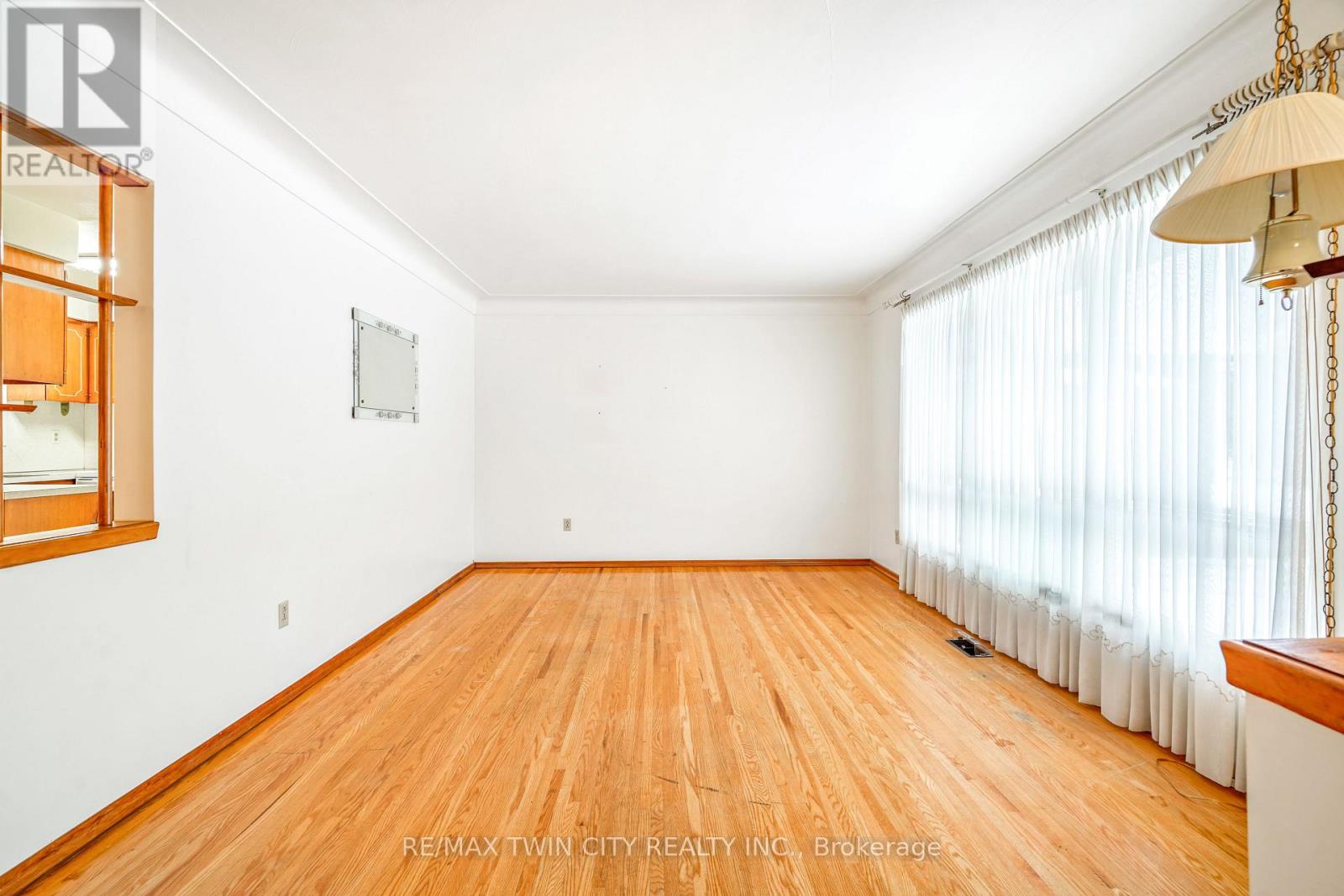 8 Stockdale Drive, Brantford, Ontario  N3R 2R5 - Photo 8 - X12545600